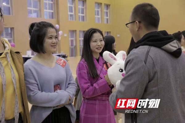 娱乐吃瓜酱牵手八分钟